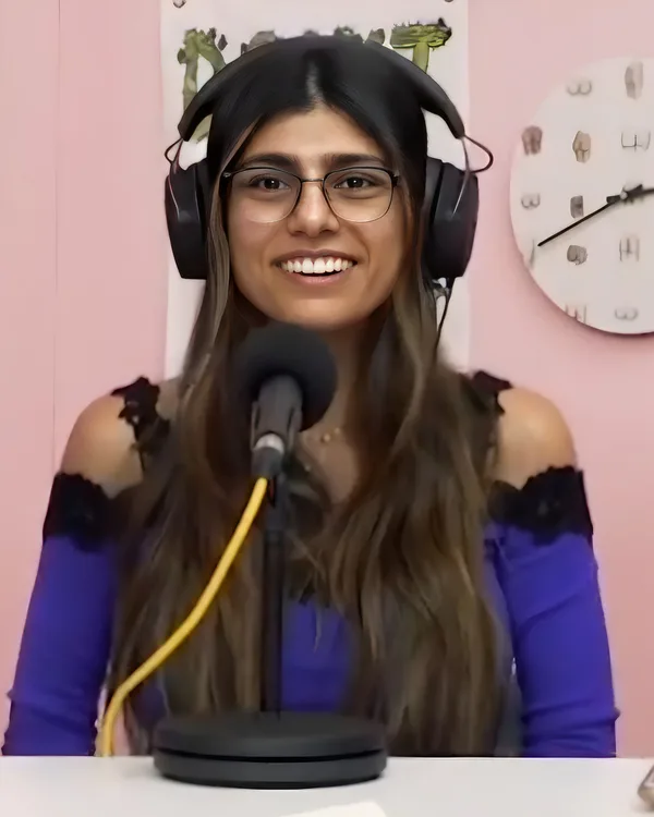 Retrato de Mia Khalifa, fotografada por Hey B*tch! Highlights